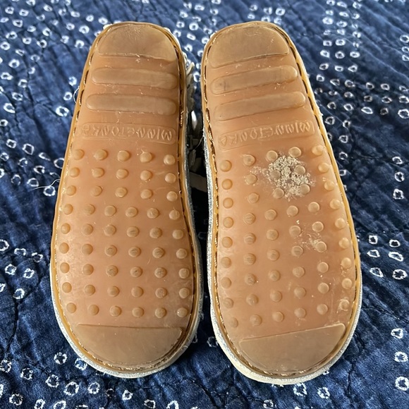 Minnetonka Moccasins Silver Leather Ankle Booties Fringe Zip - Picture 11 of 11